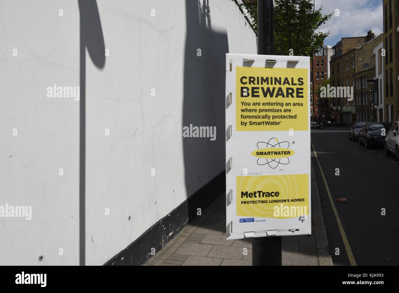 Smartwater cartelli di avvertimento per i criminali nella zona centrale di Londra, Regno Unito Foto Stock