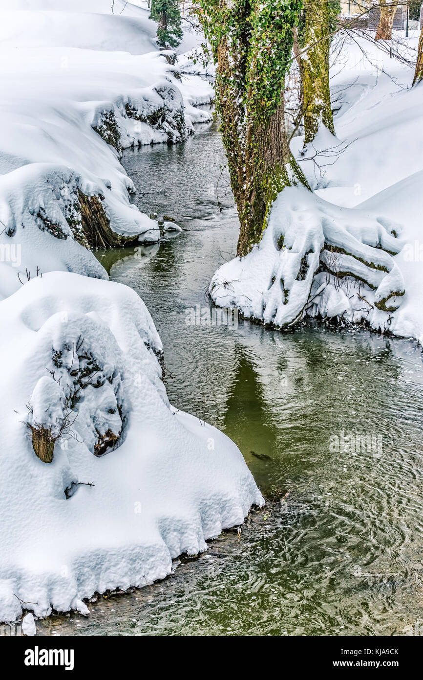 Piccolo ruscello nella neve Foto Stock