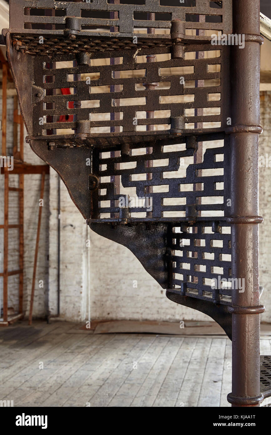 Dettaglio del ferro battuto scala a spirale. Il Farmiloe Building, Londra, Regno Unito. Architetto: Lewis Henry Isaacs , 1886. Foto Stock