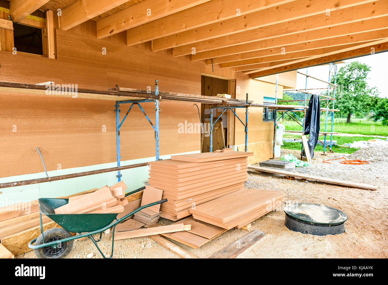 Edificio efficiente di energia passiva casa in legno. sito in costruzione e esterno di un pannello in legno casa con ponteggi pronto per parete di isolamento. Foto Stock