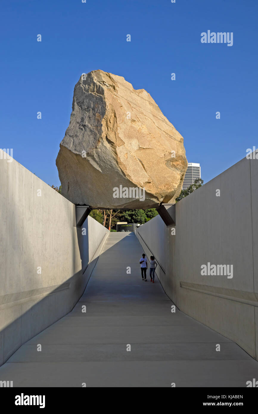La gente camminare sotto 'Levitato messa" scultura dell'artista Michael Heizer LACMA presso il Los Angeles County Museum of Art a La California KATHY DEWITT Foto Stock