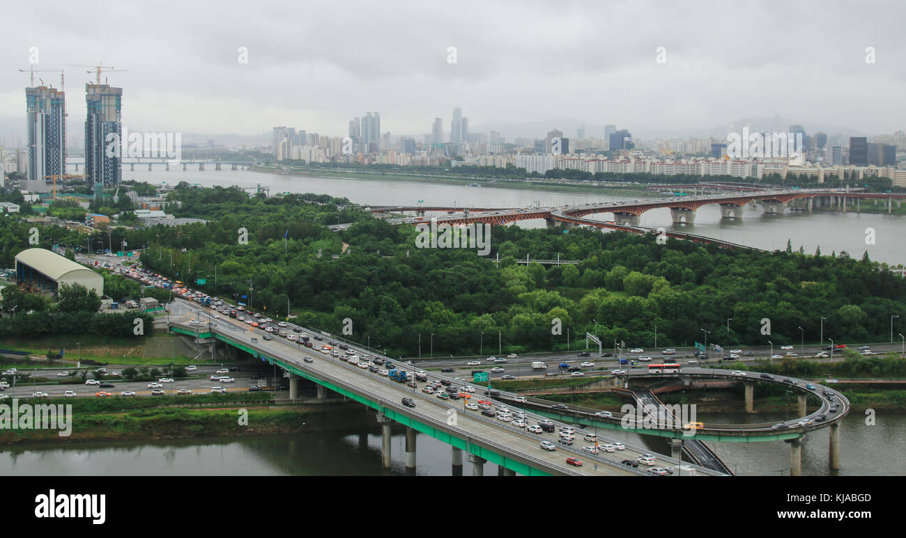 Il paesaggio della città di Seoul visto dalla montagna eungbongsan Foto Stock