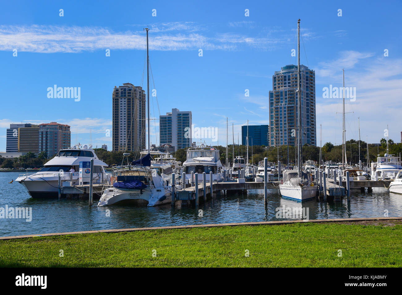 City scape vista delle barche a San Pietroburgo, il Porto di Tampa Bay, Florida, Stati Uniti d'America sulla giornata di sole Foto Stock