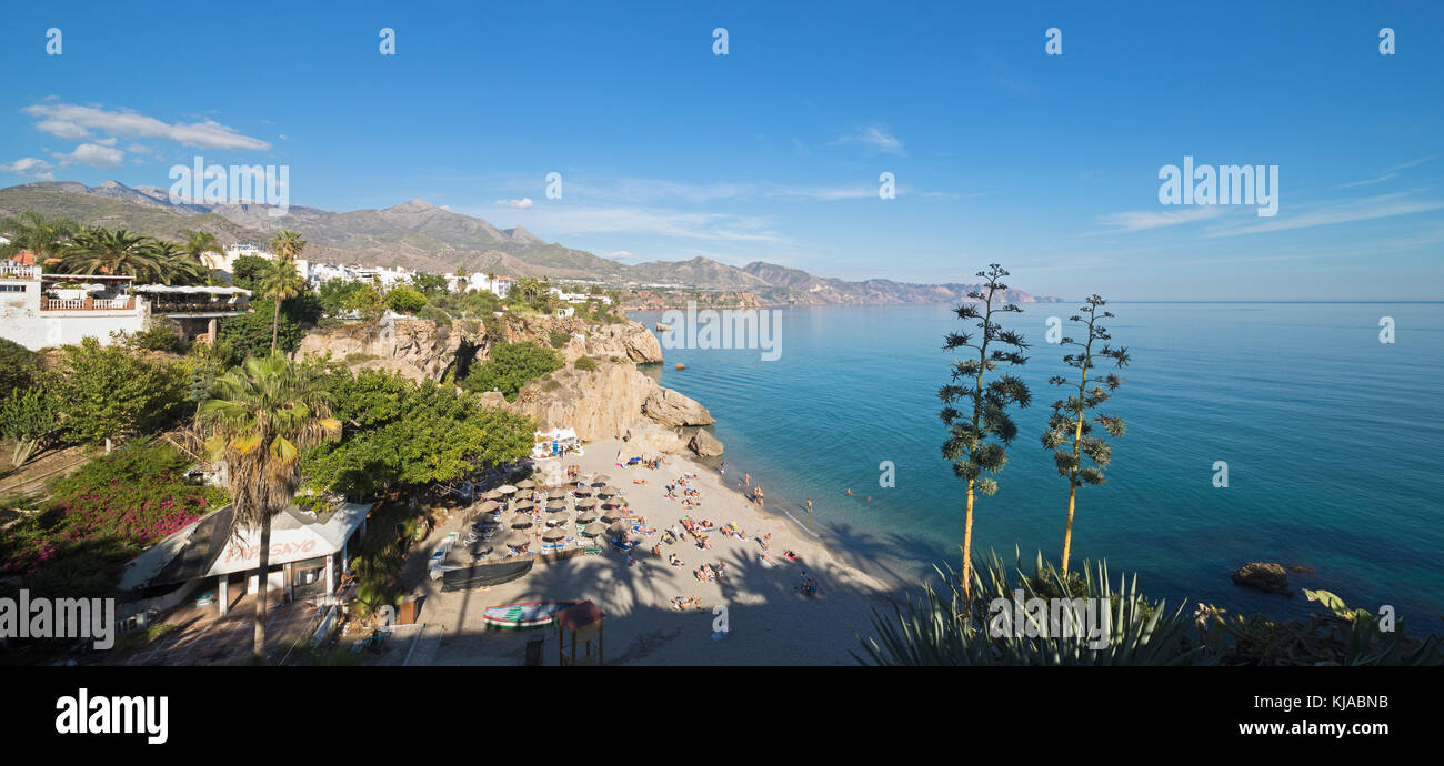 Nerja, Costa del sol, provincia di Malaga, Andalusia, Spagna meridionale. Vista sulla spiaggia di Calahonda a costa al di là. Foto Stock