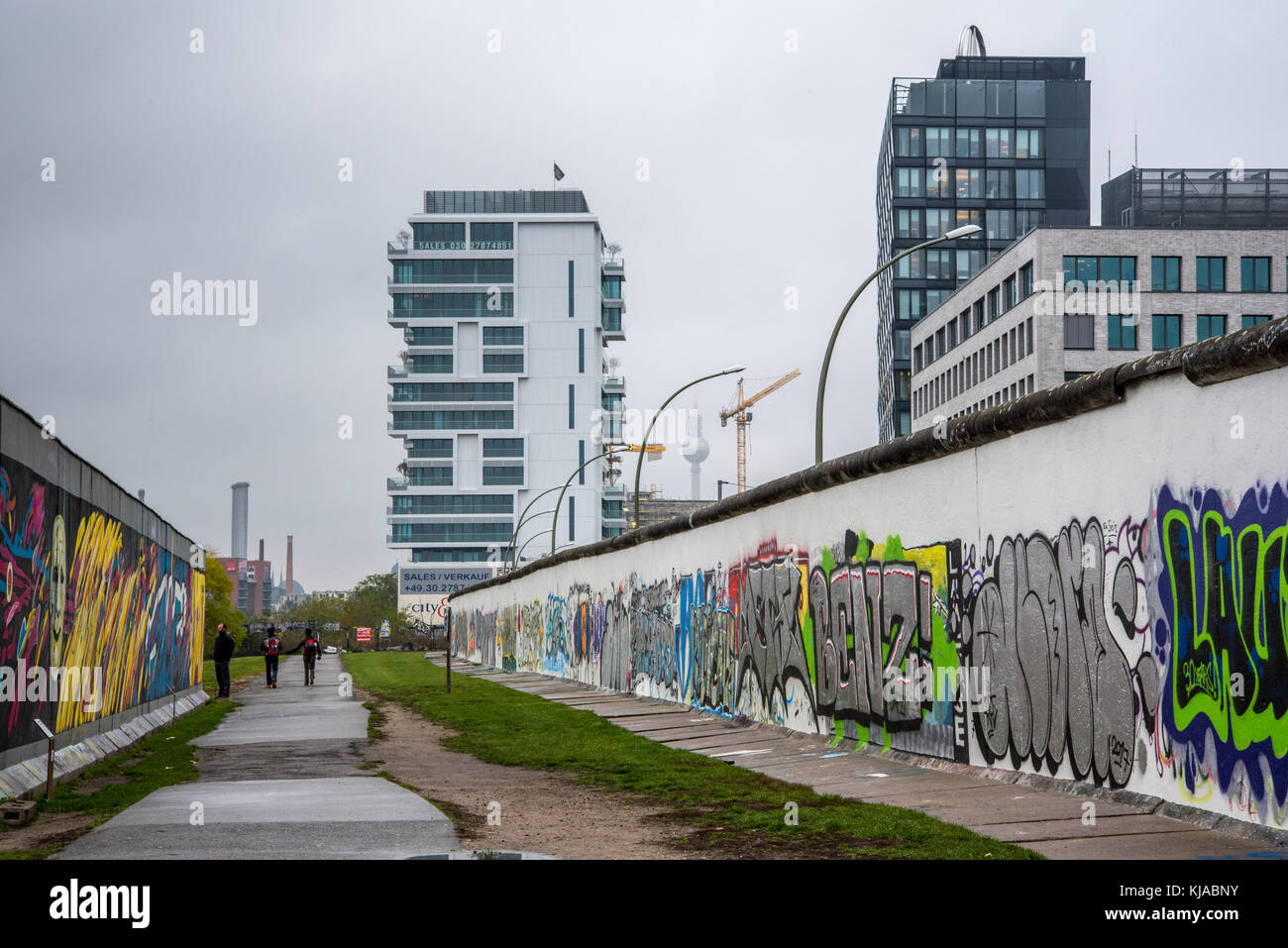 Resti del muro di Berlino con gli sviluppi moderni, a Berlino est Foto Stock