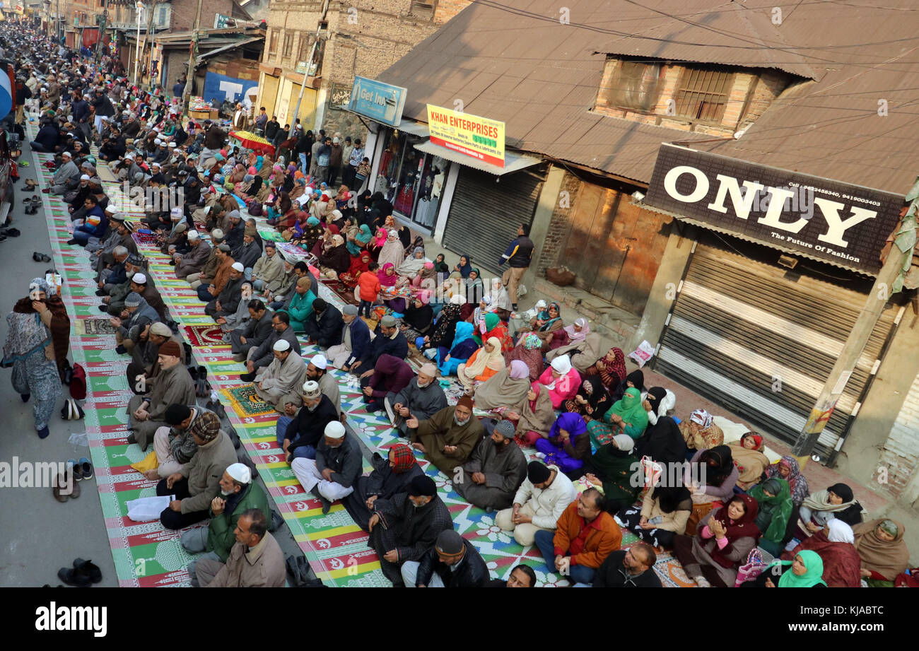 India. 22 novembre, 2017. i musulmani del Kashmir offrire preghiere al di fuori del santuario di khwaja naqshband il 22 novembre 2017 a Srinagar, la capitale estiva di Indiano-somministrato kashmir india. migliaia di devoti da tutto il Kashmir convergono verso il santuario di khwaja naqshband sahib in centro a Srinagar a partecipare annuale preghiere congregazionale chiamato 'khawja digar' sulla terza di rabi-ul-awal, il terzo mese del calendario islamico. Credito: umer asif/Pacific press/alamy live news Foto Stock