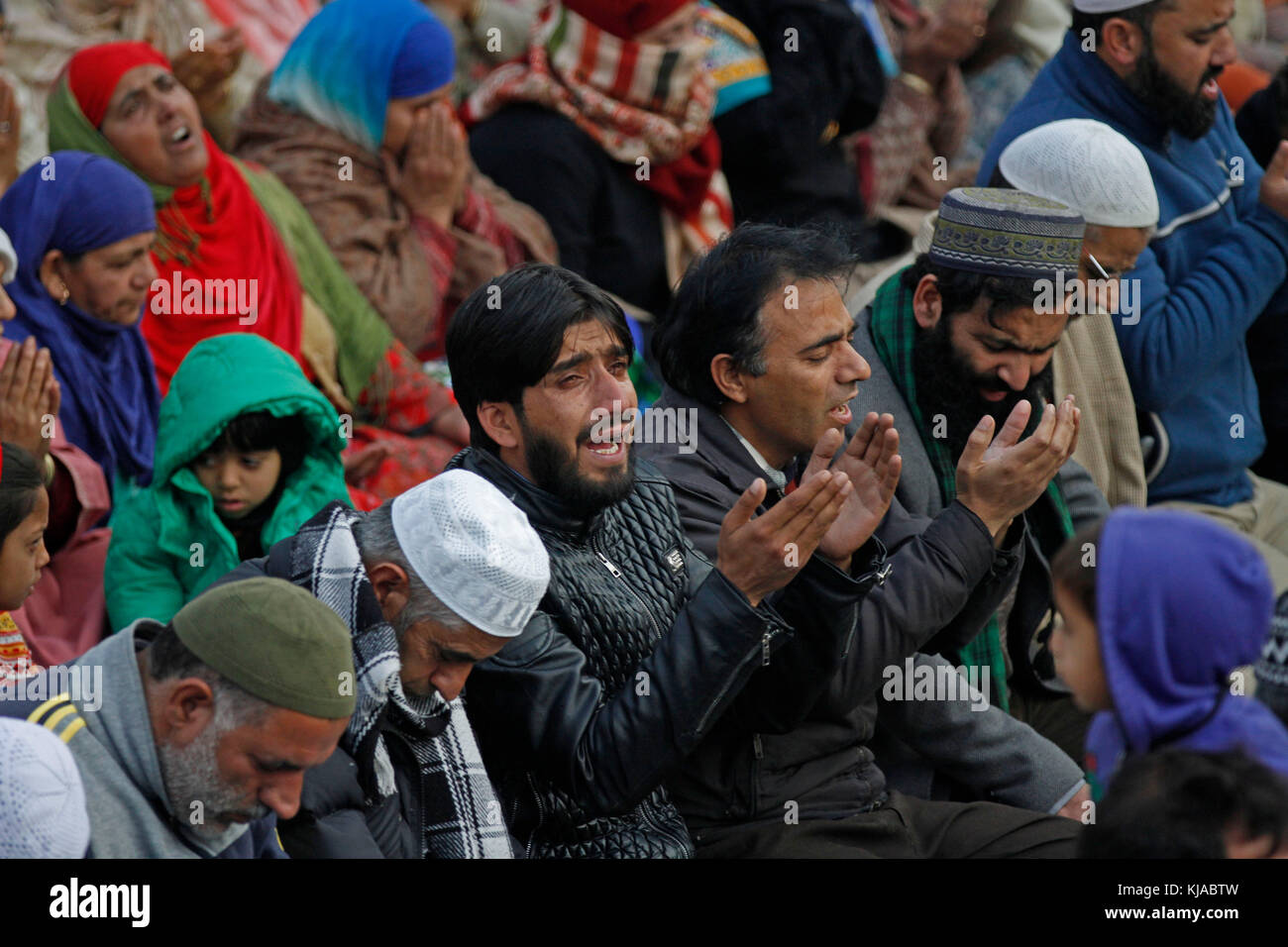 India. Xxi nov, 2017. i musulmani del Kashmir offrire preghiere al di fuori del santuario di khwaja naqshband il 22 novembre 2017 a Srinagar, la capitale estiva di Indiano-somministrato kashmir india. migliaia di devoti da tutto il Kashmir convergono verso il santuario di khwaja naqshband sahib in centro a Srinagar a partecipare annuale preghiere congregazionale chiamato 'khawja digar' sulla terza di rabi-ul-awal, il terzo mese del calendario islamico. Credito: umer asif/Pacific press/alamy live news Foto Stock