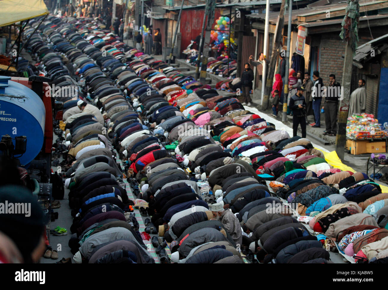 India. Xxi nov, 2017. i musulmani del Kashmir offrire preghiere al di fuori del santuario di khwaja naqshband il 22 novembre 2017 a Srinagar, la capitale estiva di Indiano-somministrato kashmir india. migliaia di devoti da tutto il Kashmir convergono verso il santuario di khwaja naqshband sahib in centro a Srinagar a partecipare annuale preghiere congregazionale chiamato 'khawja digar' sulla terza di rabi-ul-awal, il terzo mese del calendario islamico. Credito: umer asif/Pacific press/alamy live news Foto Stock