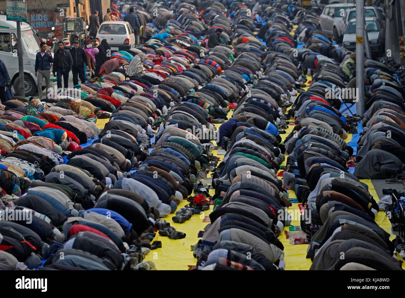 India. Xxi nov, 2017. i musulmani del Kashmir offrire preghiere al di fuori del santuario di khwaja naqshband il 22 novembre 2017 a Srinagar, la capitale estiva di Indiano-somministrato kashmir india. migliaia di devoti da tutto il Kashmir convergono verso il santuario di khwaja naqshband sahib in centro a Srinagar a partecipare annuale preghiere congregazionale chiamato 'khawja digar' sulla terza di rabi-ul-awal, il terzo mese del calendario islamico. Credito: umer asif/Pacific press/alamy live news Foto Stock