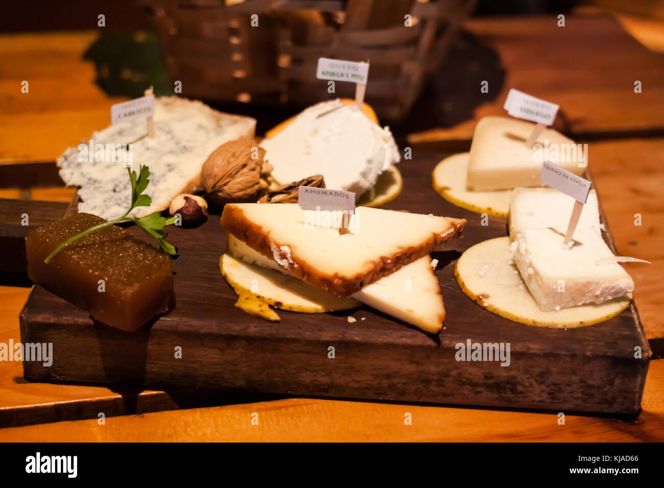 Piastra di formaggio di formaggio asturiana: cabrales, afuega'l pitu, vidiago, il latte di pecora formaggio, formaggio affumicato Foto Stock