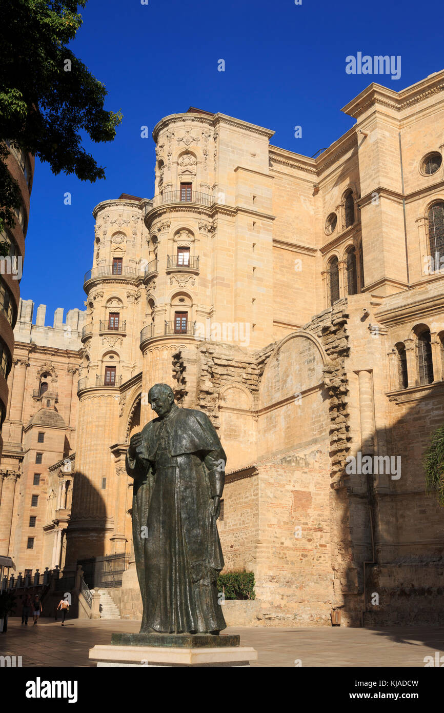 Il Cardinale Herrera Oria statua, cattedrale, la città di Malaga, Andalusia, Spagna, Europa Foto Stock
