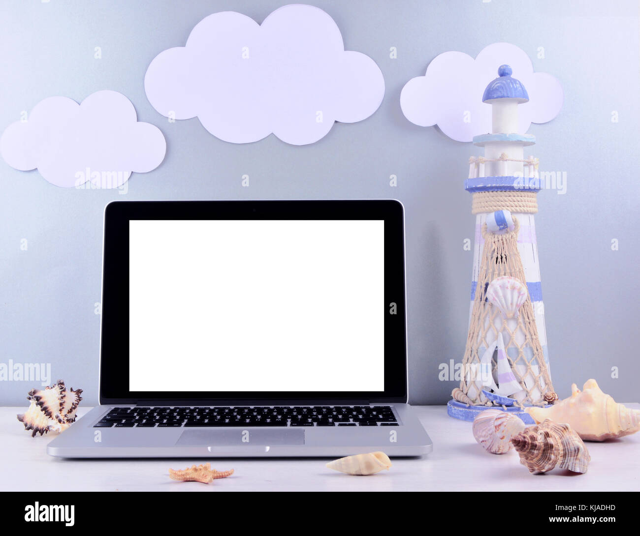 Elegante area di lavoro con computer portatile, forniture per ufficio, fotocamera, note a casa o in studio. Foto Stock