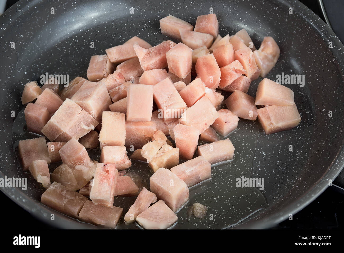 Piatto dal trito di filetto di pollo in una padella Foto Stock