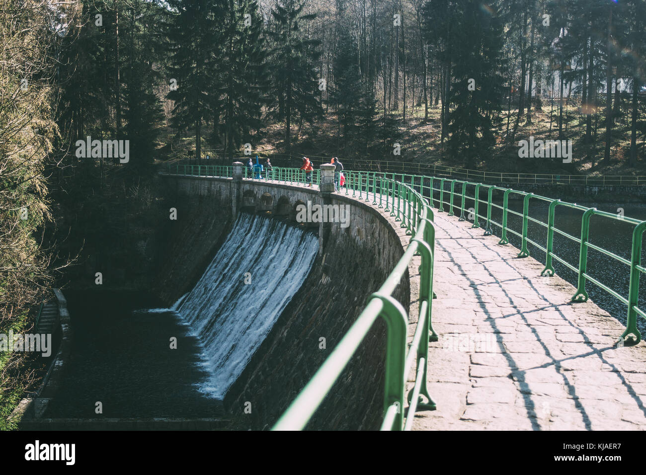 L'acqua della diga in karpacz, Polonia chiamato zapora na lomnicy Foto Stock