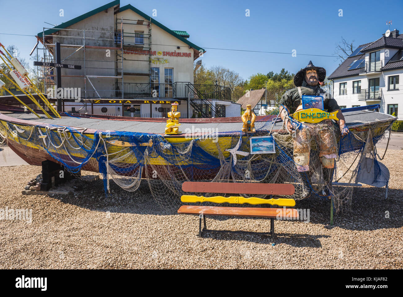Vecchia barca da pesca nel villaggio di Chlopy sul Mar Baltico nella contea di Koszalin, Voivodato Pomeraniano occidentale della Polonia Foto Stock