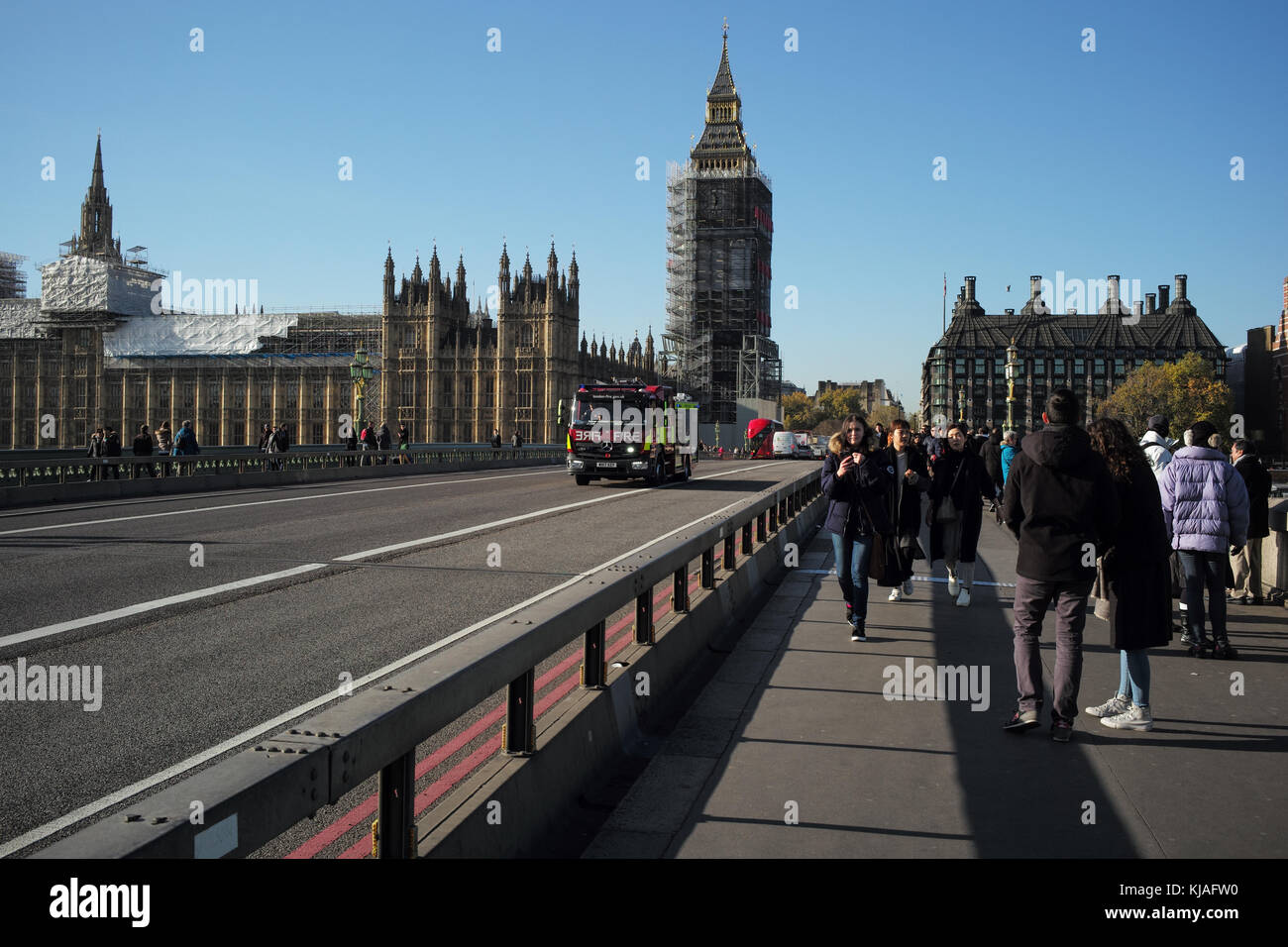 Close-up di pubblica sicurezza anti crash terroism barriere sul Westminster Bridge con accelerazione Londra vigili del fuoco motore passando da. Foto Stock