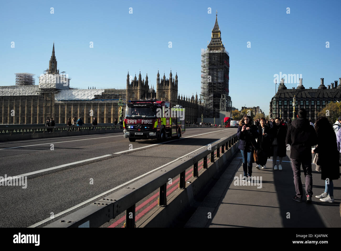 Close-up di pubblica sicurezza anti crash terroism barriere sul Westminster Bridge con accelerazione Londra vigili del fuoco motore passando da. Foto Stock