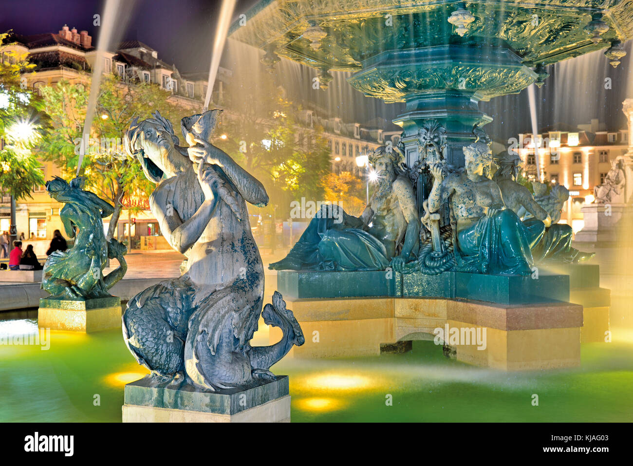 Fontana notturna illuminata con figure mitoliche Foto Stock