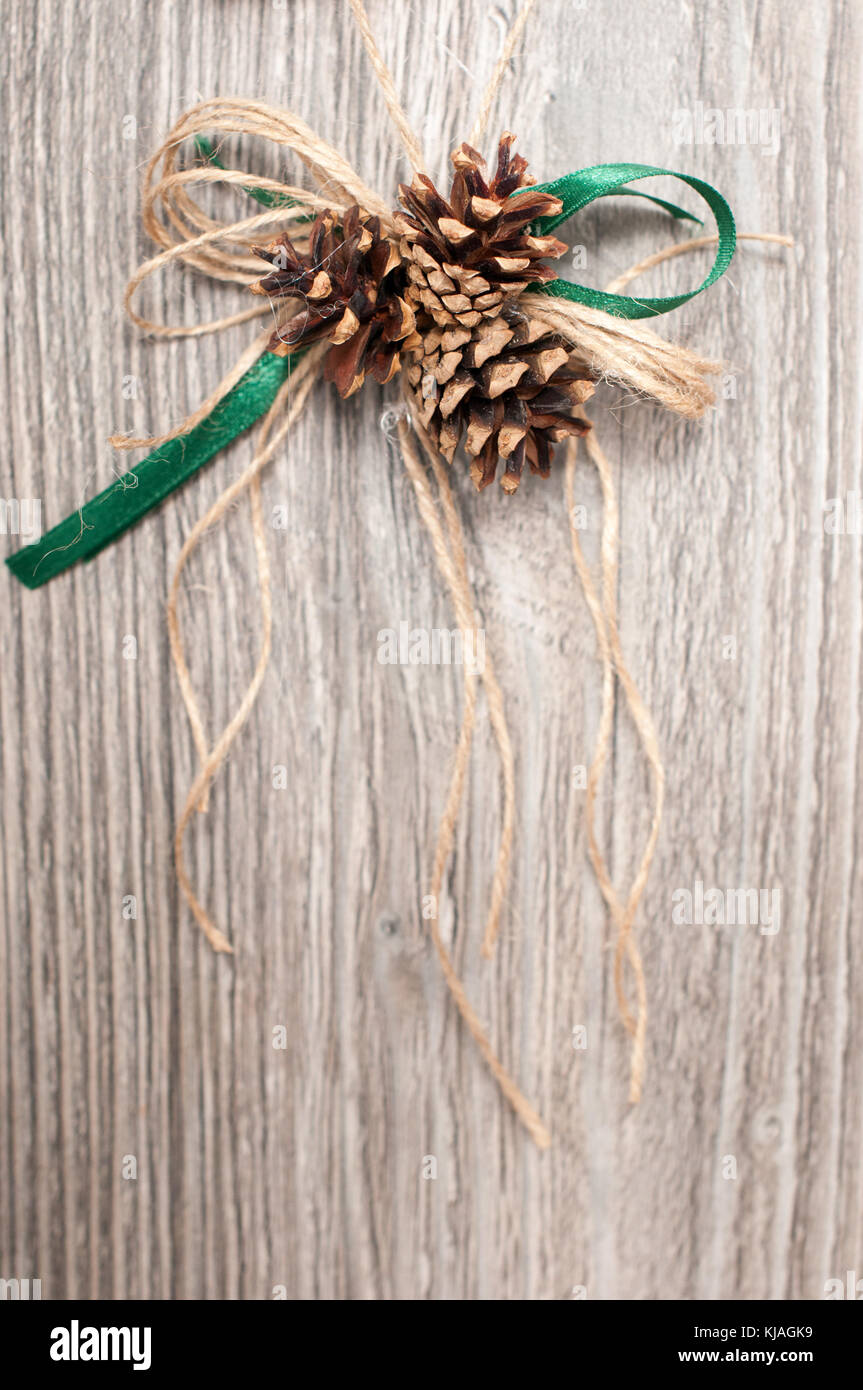 Decorazione di natale con l'abete coni e nastri Foto Stock