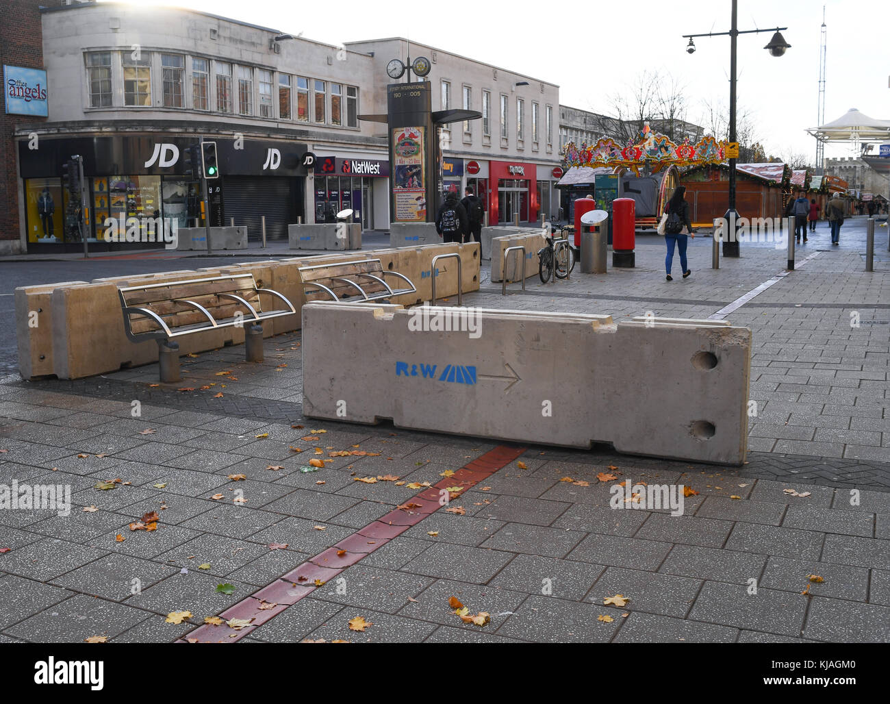 Le strutture in cemento armato eretti in Southampton Inghilterra all'ingresso al mercato di Natale per proteggere contro il terrorismo usando veicoli come armi. Foto Stock