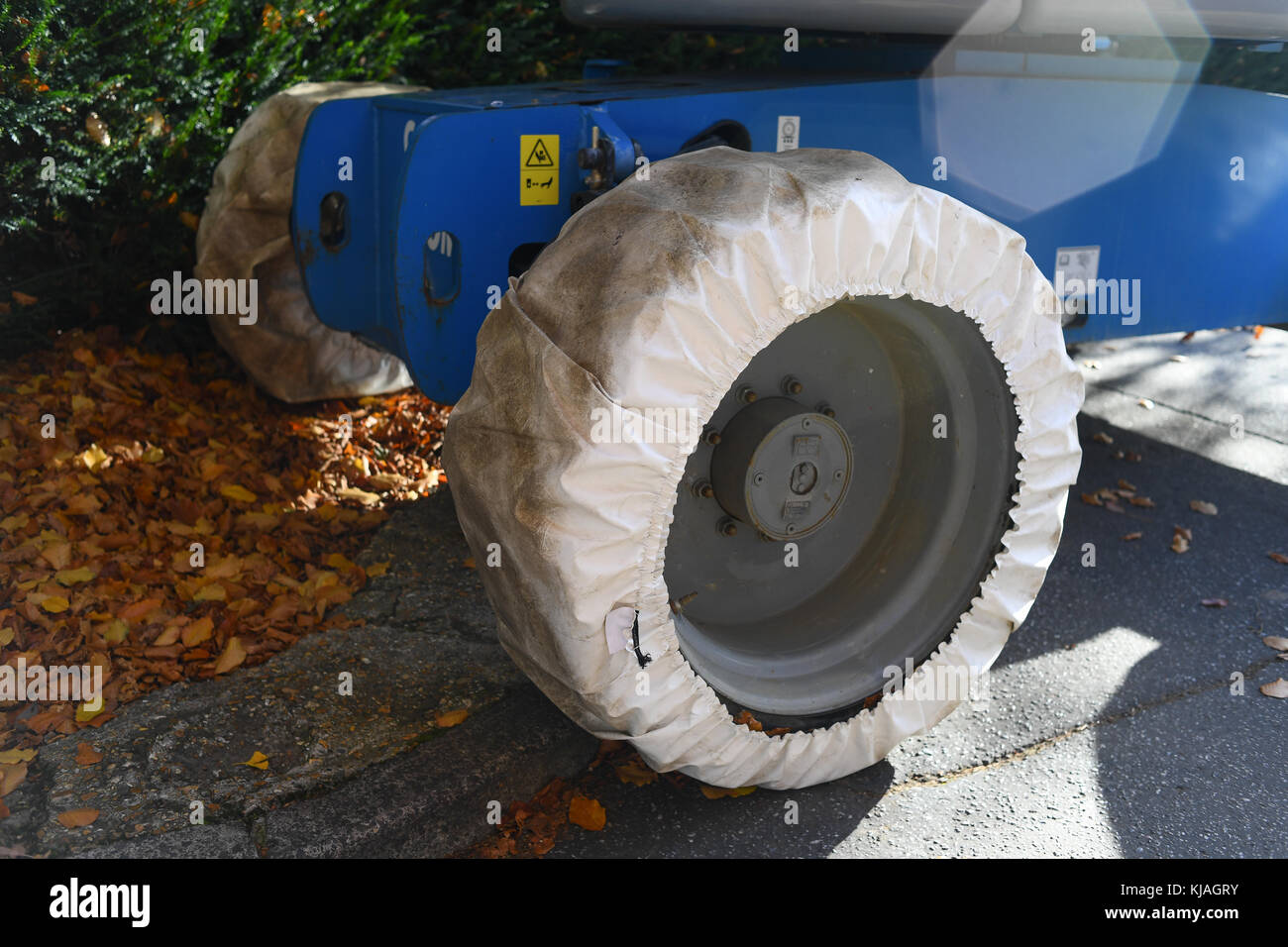 Una ruota calza di protezione per un cherry picker in modo che non lascia tracce di pneumatici su materiali sensibili. Foto Stock