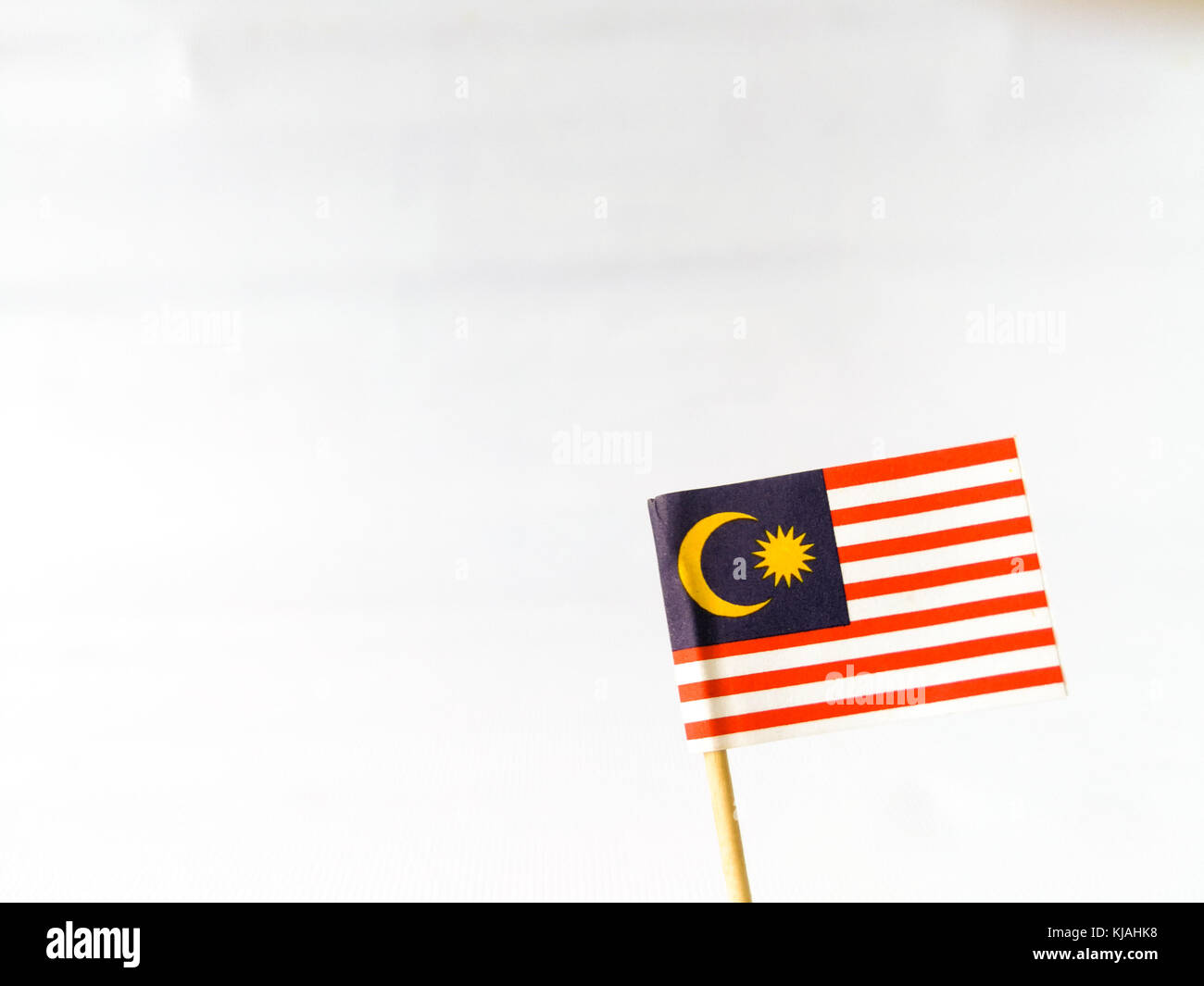 Set di stuzzicadenti con una piccola bandiera di carta della Malesia. Allineati e decorata sulla isolato sullo sfondo bianco. Bendera Malaysia. Foto Stock