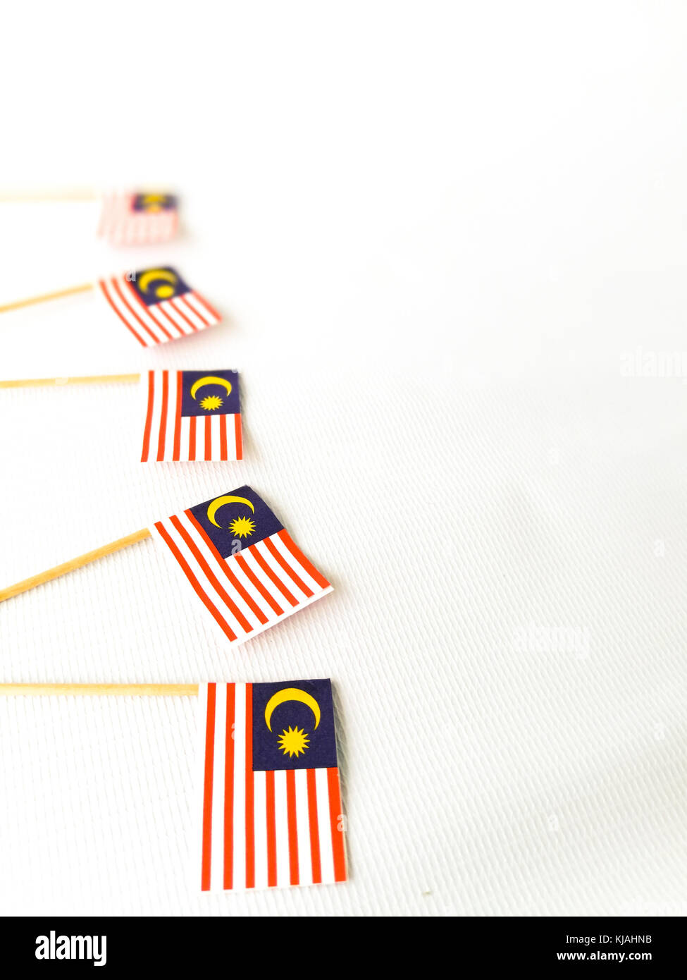 Set di stuzzicadenti con una piccola bandiera di carta della Malesia. Allineati e decorata sulla isolato sullo sfondo bianco. Bendera Malaysia. Foto Stock