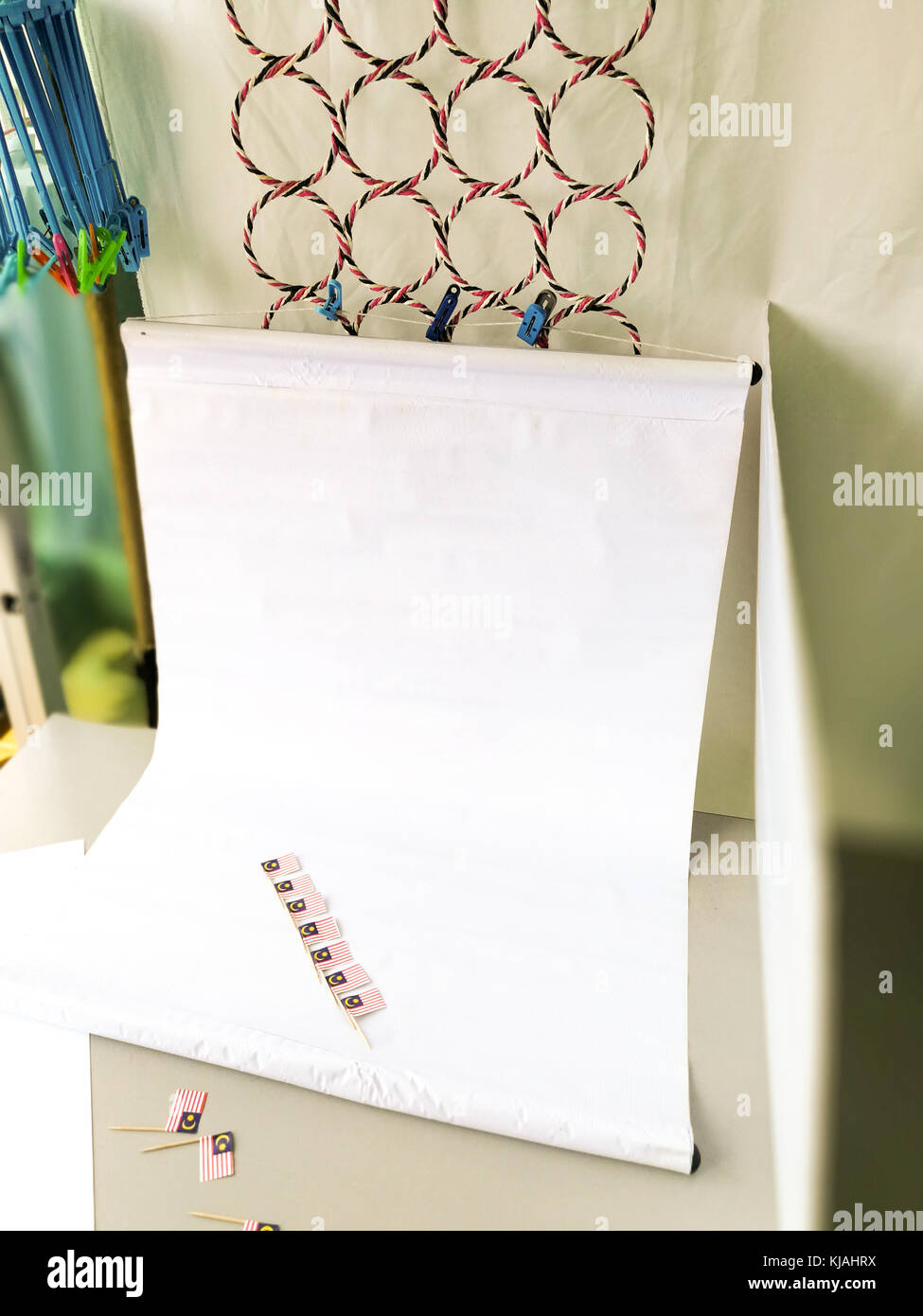 Set di stuzzicadenti con una piccola bandiera di carta della Malesia. Allineati e decorata sulla isolato sullo sfondo bianco. Bendera Malaysia. Foto Stock