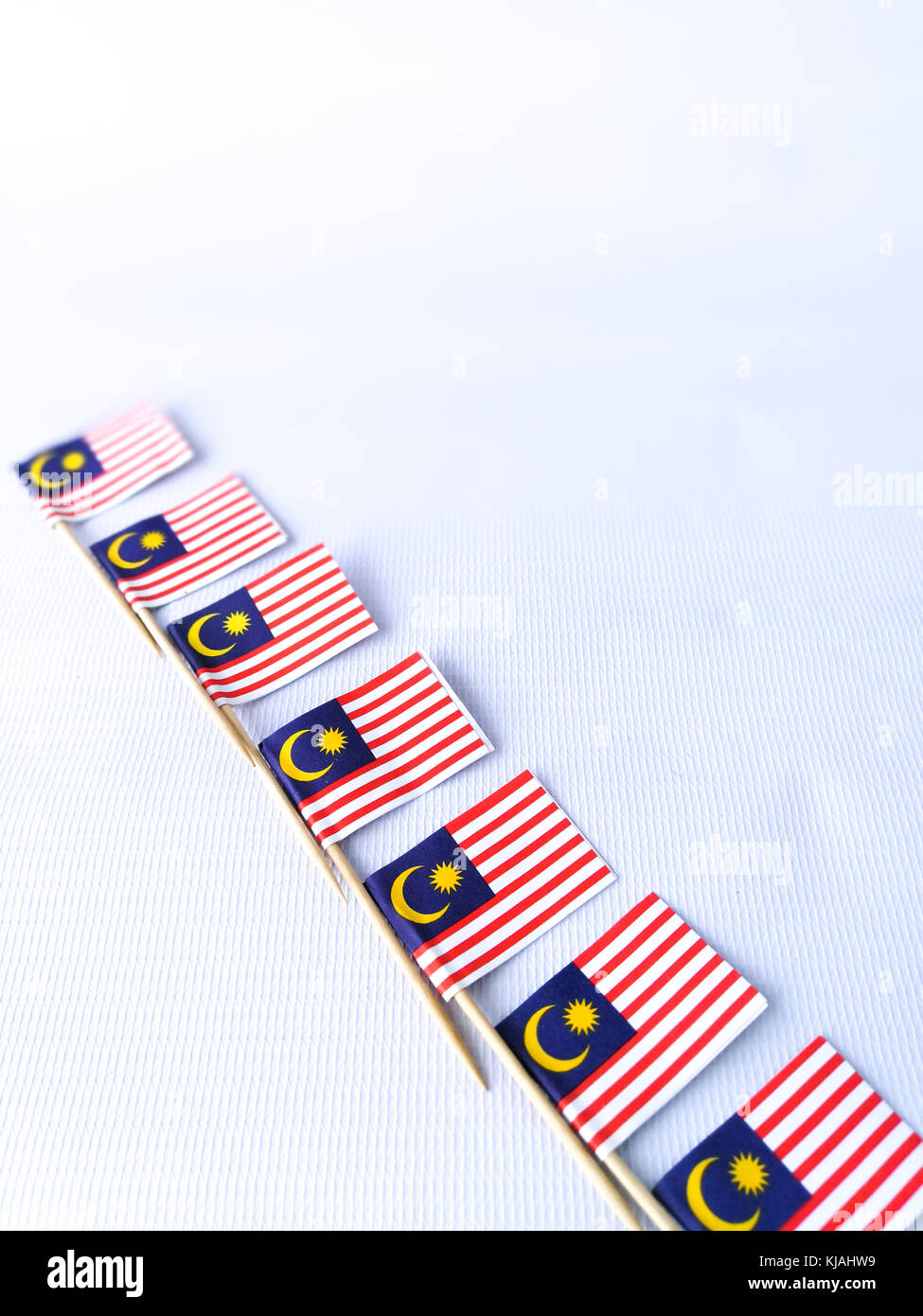 Set di stuzzicadenti con una piccola bandiera di carta della Malesia. Allineati e decorata sulla isolato sullo sfondo bianco. Bendera Malaysia. Foto Stock