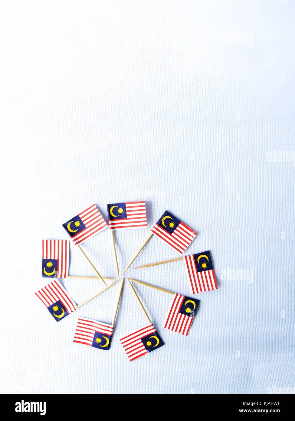 Set di stuzzicadenti con una piccola bandiera di carta della Malesia. Allineati e decorata sulla isolato sullo sfondo bianco. Bendera Malaysia. Foto Stock