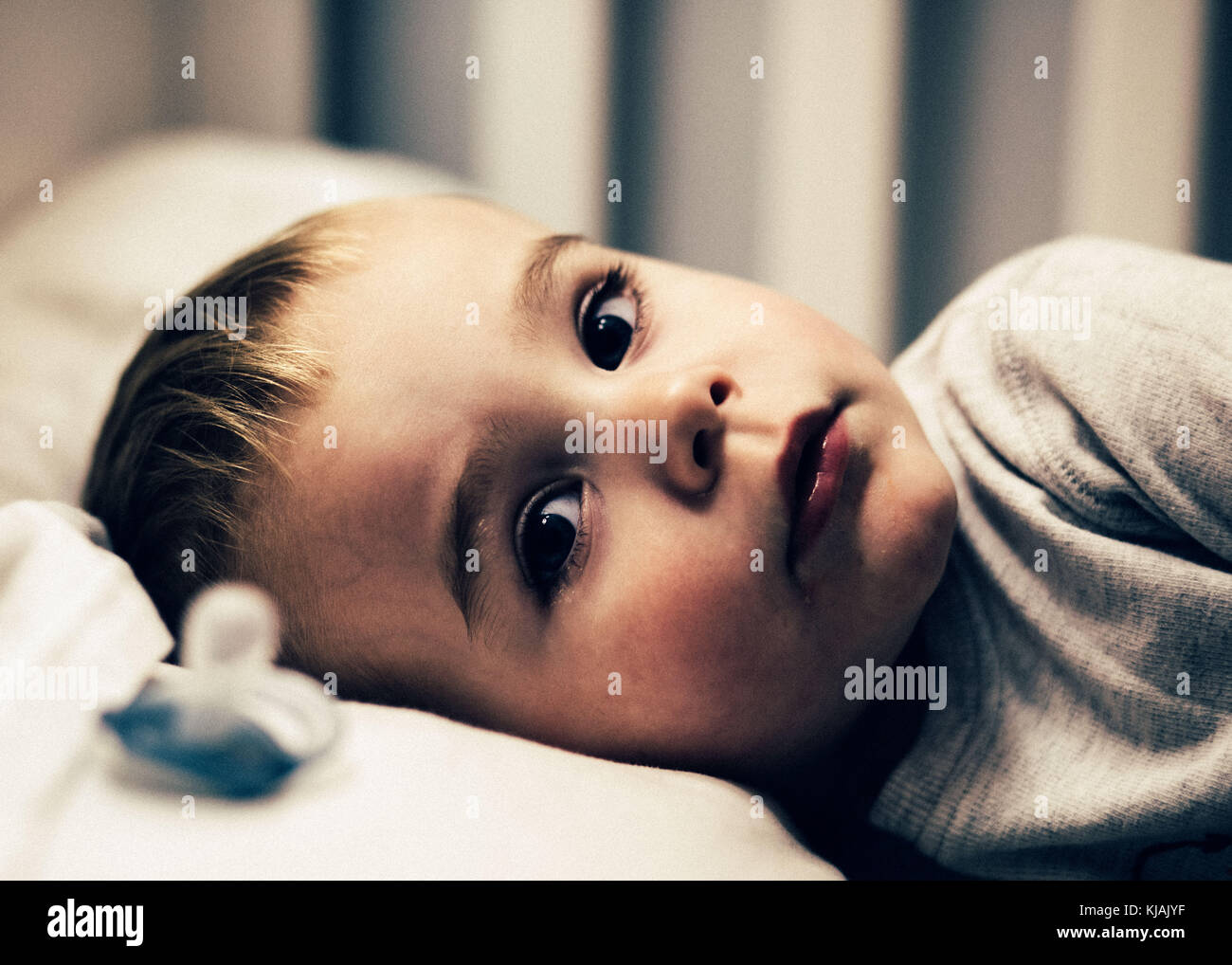 Lo svezzamento toddler dummy off / succhiotto al tempo letto, bambino con fantoccio / bambino con succhietto Foto Stock