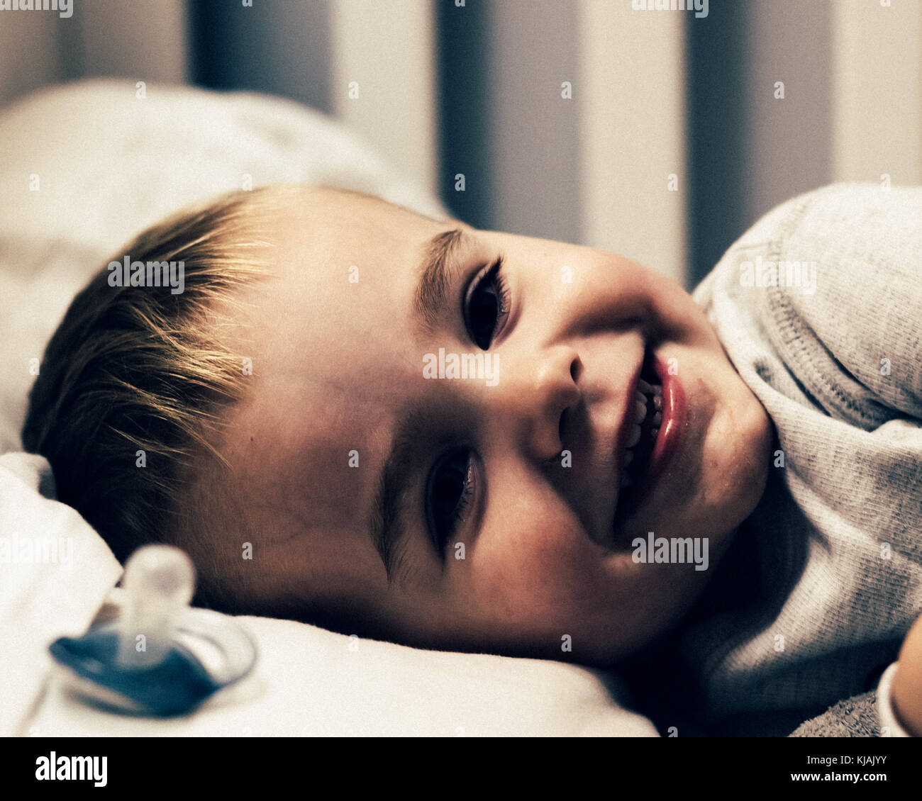 Lo svezzamento toddler dummy off / succhiotto al tempo letto, bambino con fantoccio / bambino con succhietto Foto Stock