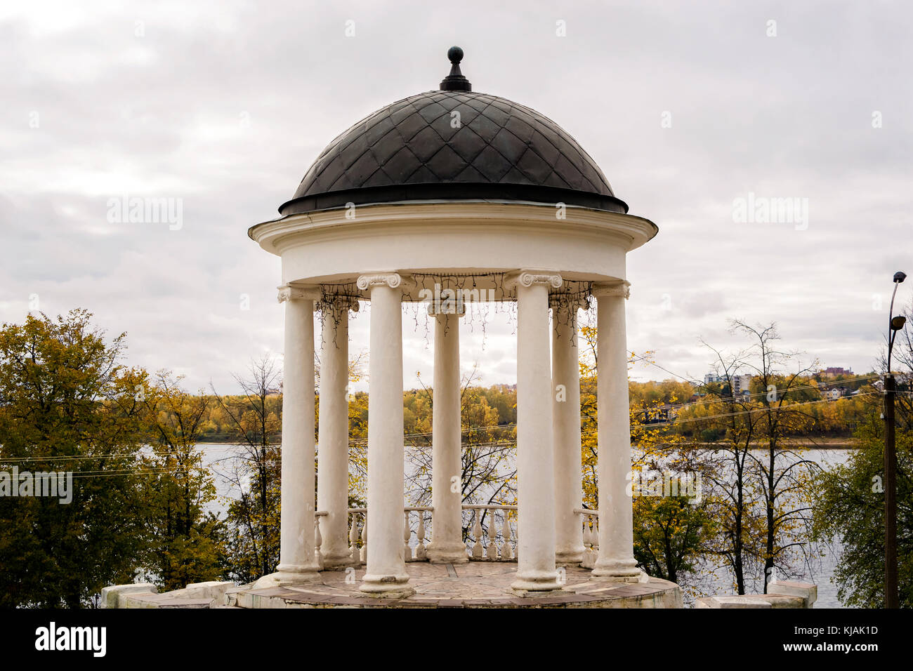 Gazebo oltre il fiume Volga in Kostroma, Russia Foto Stock