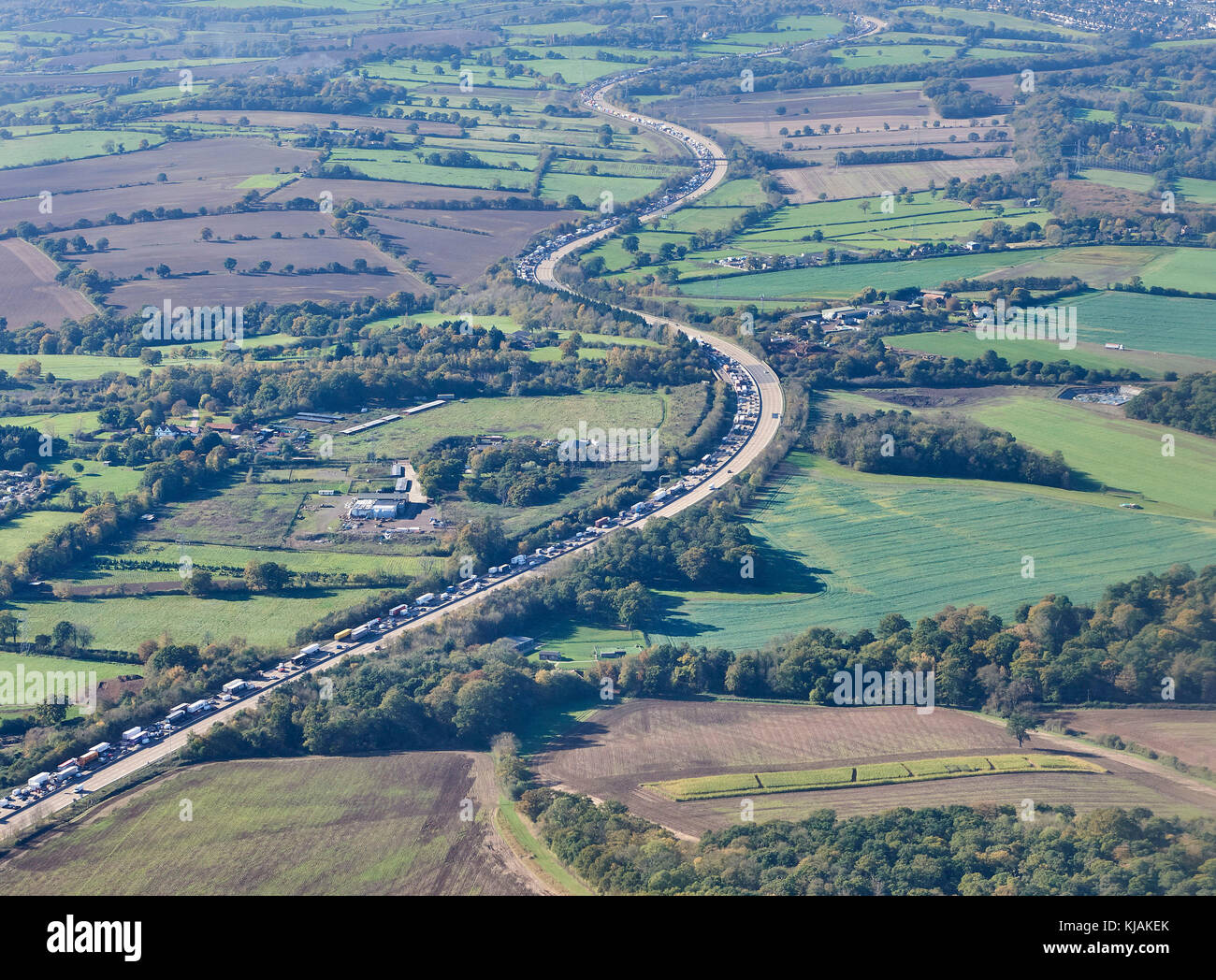 Vista aerea delle principali code di traffico sull'autostrada M25, Potters Bar, Inghilterra sud-orientale, Regno Unito Foto Stock
