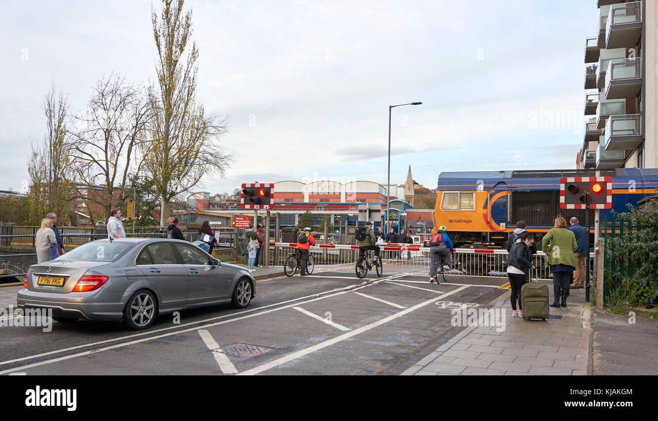 Railway Level Crossing, Brayford Wharfe, Lincoln, Inghilterra orientale Foto Stock