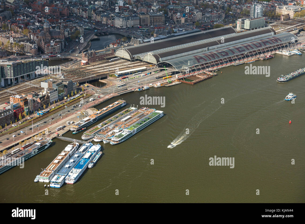Vista aerea di Amsterdam e la stazione ferroviaria centrale, Paesi Bassi Foto Stock