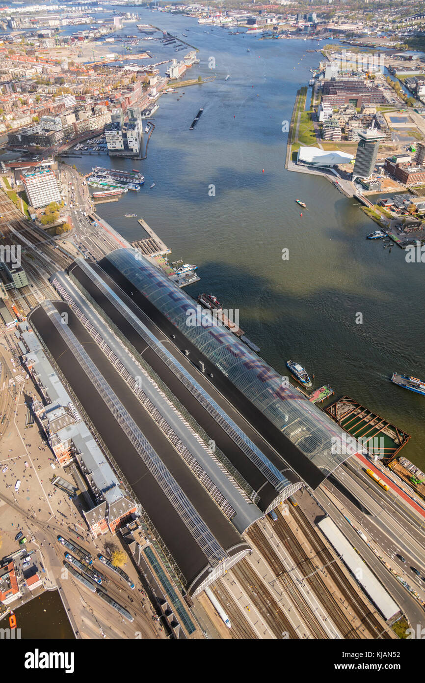 Vista aerea di Amsterdam e la stazione ferroviaria centrale, Paesi Bassi Foto Stock