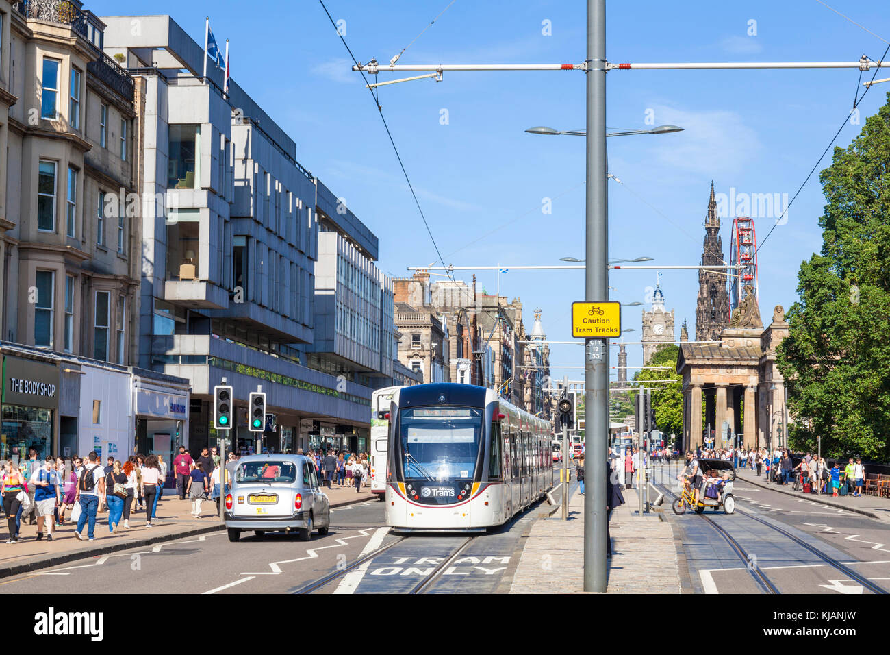 Edimburgo Scozia Edimburgo Edimburgo tram su Princes Street Edinburgh New Town Scozia UK GB Europa Foto Stock