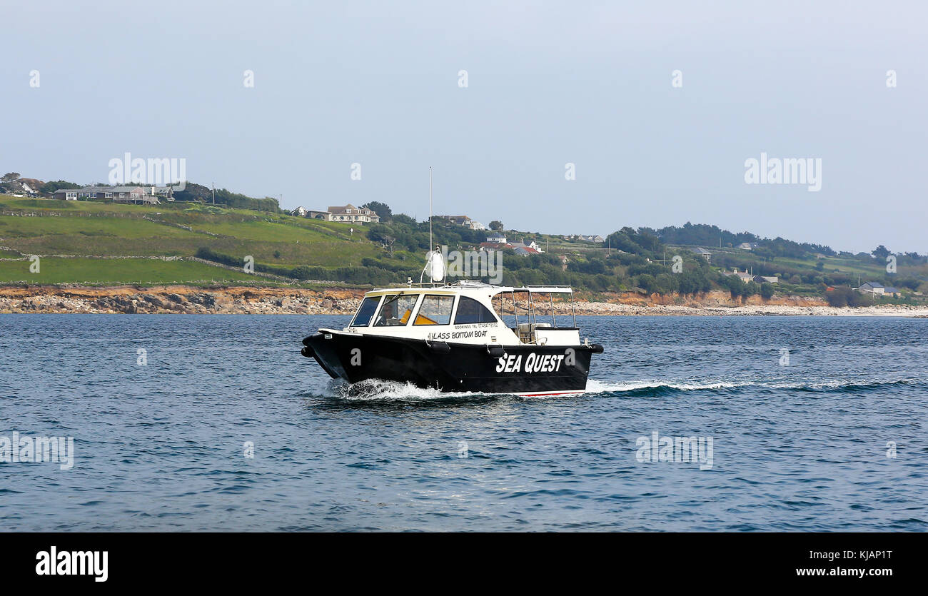 Il 'Sea quest' barca col fondo di vetro off Tresco, isole Scilly, England, Regno Unito Foto Stock