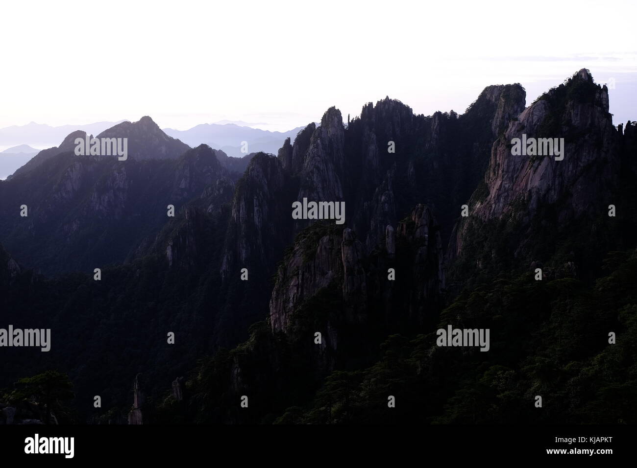 Luce brillante sopra le frastagliate creste del Monte Huangshan in Cina Foto Stock