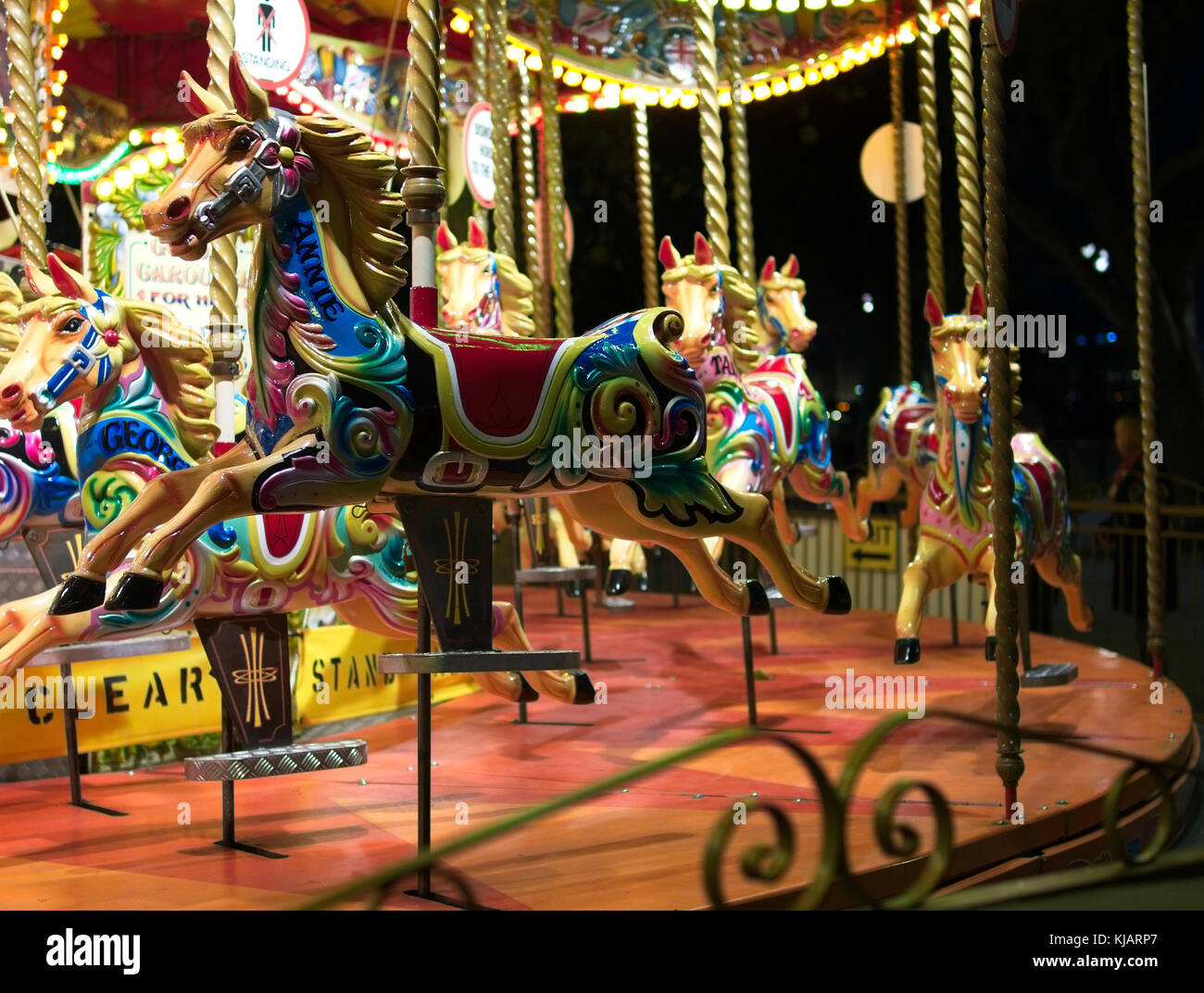 Colorata giostra vintage (merry-go-round) illuminata di notte sulla South Bank di Londra, England, Regno Unito Foto Stock