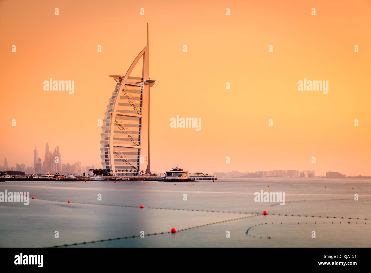 Dubai, UAE, 7 Giugno 2016: vista del mondo il famoso Burj Al Arab Hotel al tramonto Foto Stock