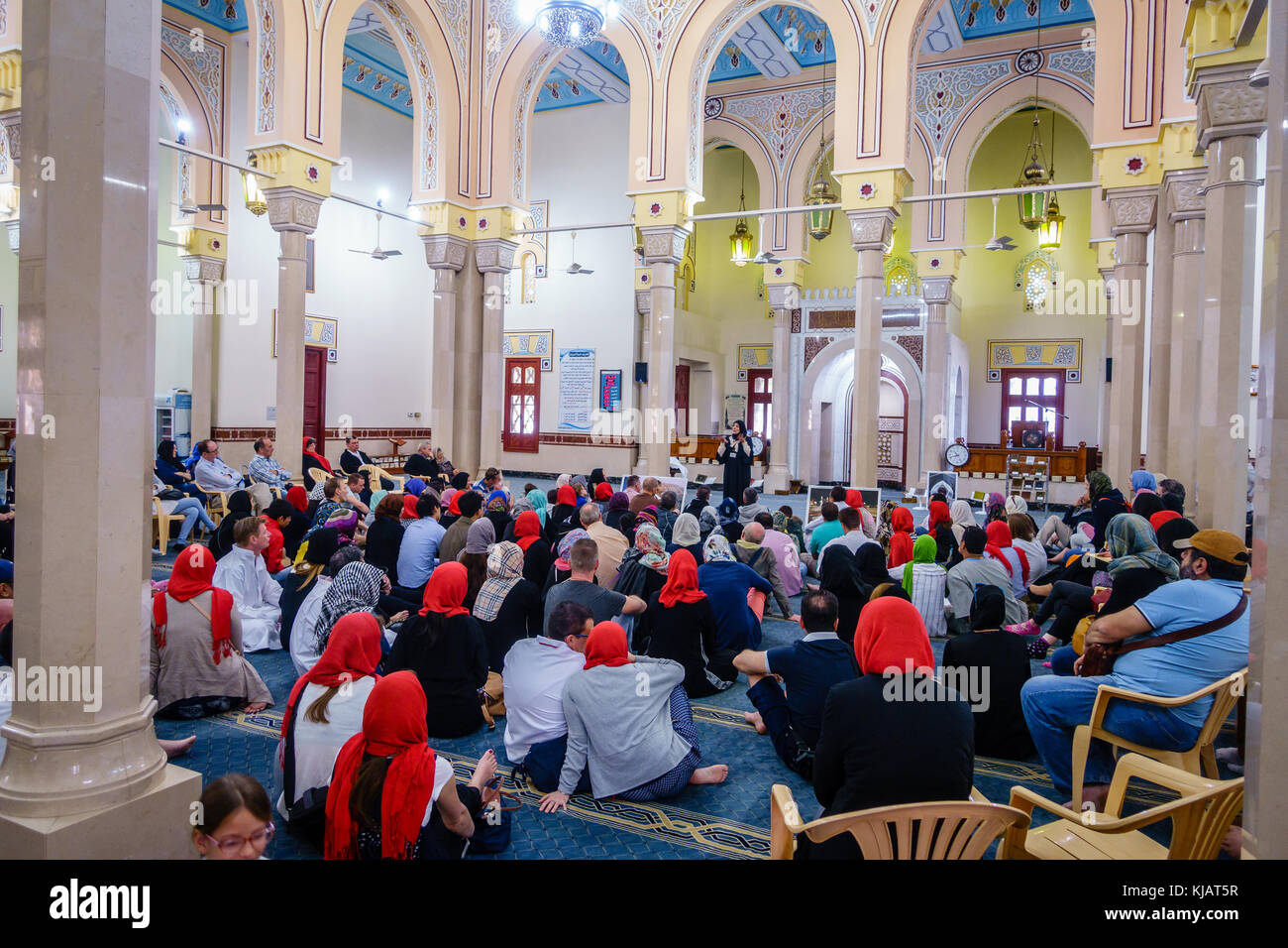 Dubai, UAE, 13 febbraio 2016: lezione sull'islam per i non musulmani alla moschea di Jumeirah a Dubai Foto Stock