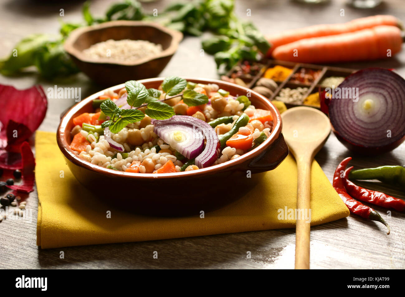 Pera zuppa d'orzo, ceci e fagioli verdi - primo piano Foto Stock