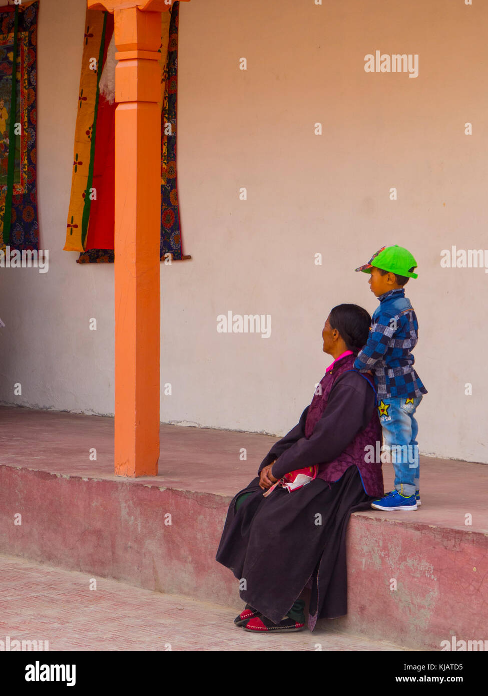 La madre e il bambino al monastero Buddista in Ladakh India Foto Stock