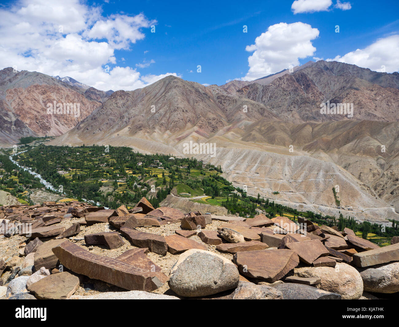 Om mani padme hum sulle pietre - Sham valley trek - Ladakh India Foto Stock