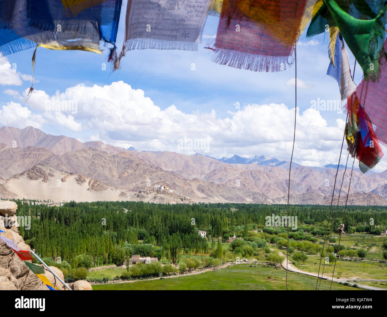 Vista dal monastero Buddista in Ladakh India con bandiere buddista framing Foto Stock