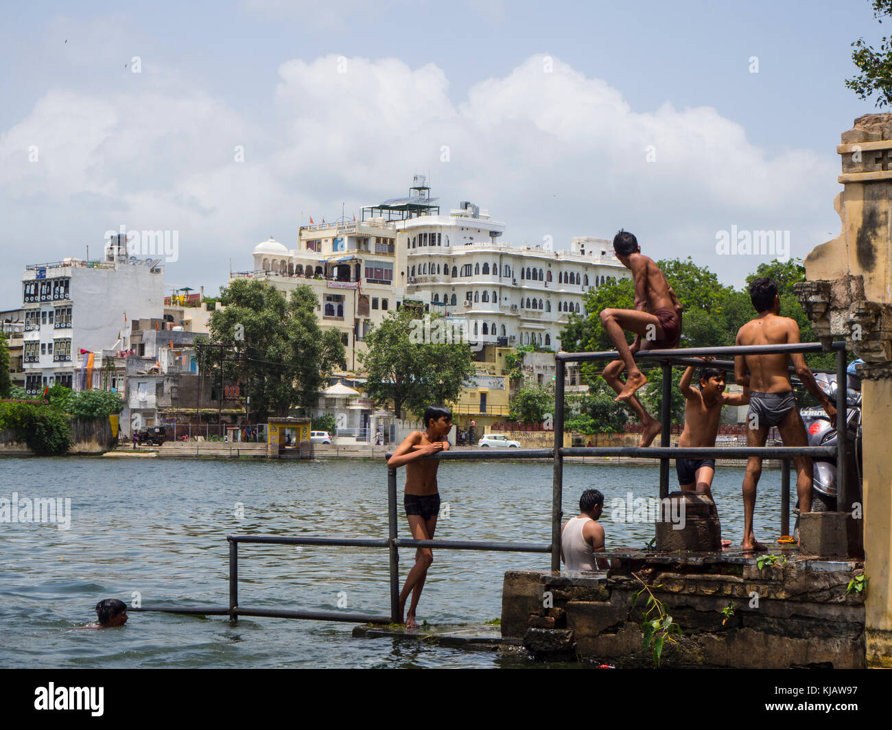 Bambini divertirsi saltando al lago - vecchia Udaipur Rajastan India Foto Stock