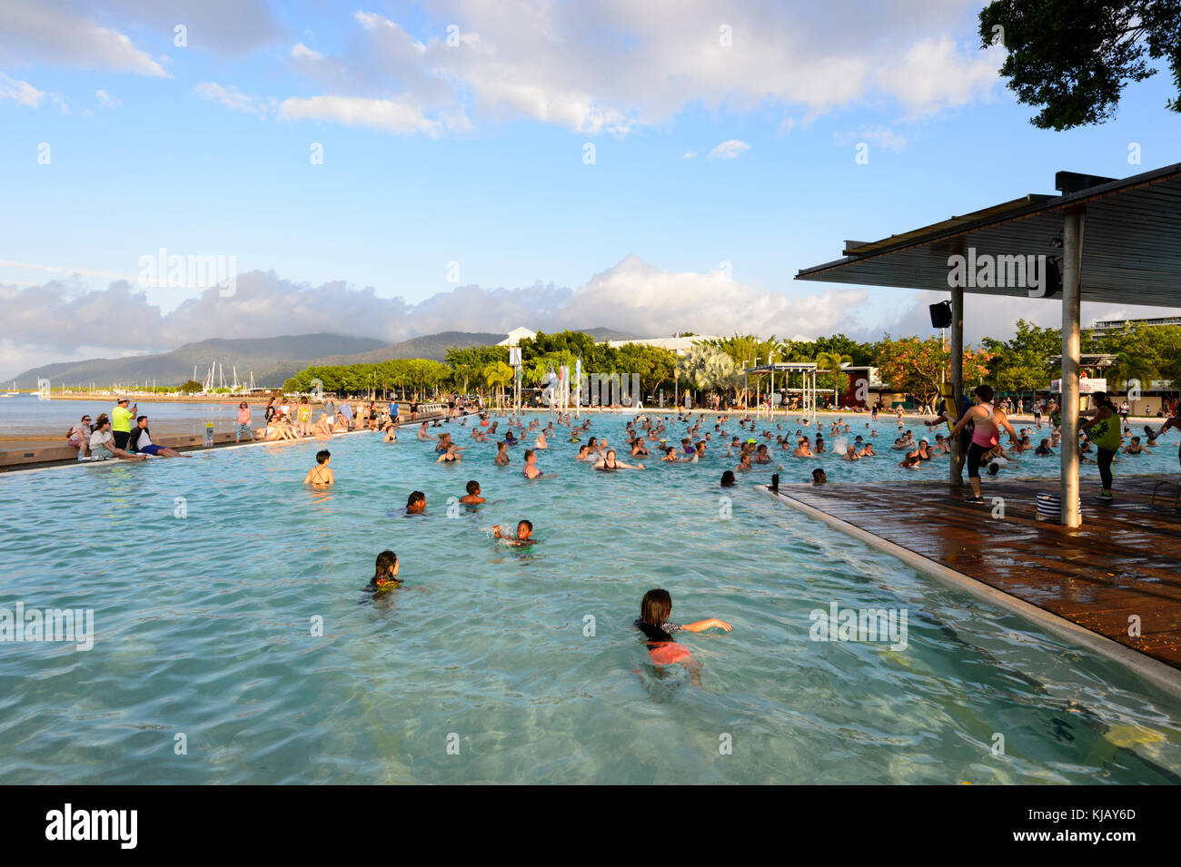 Una classe di Aqua Zumba presso la laguna sulla spianata, Cairns, estremo Nord Queensland, FNQ, QLD, Australia Foto Stock
