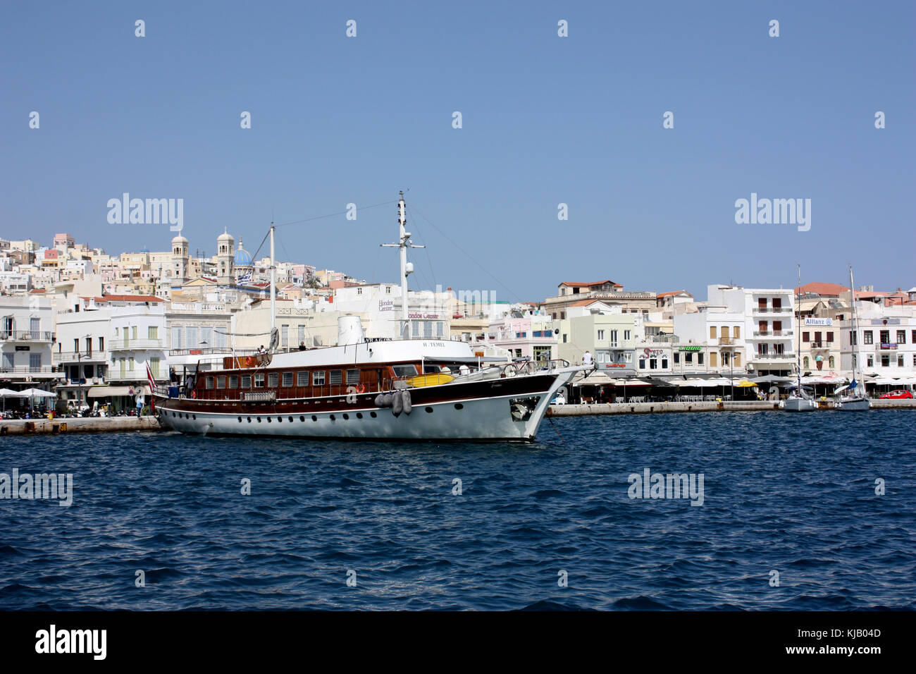 Una barca nel porto di ermoupolis, SIROS, CICLADI Foto Stock